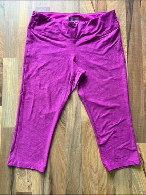 New Balance Women’s Magenta Capri Leggings Size L